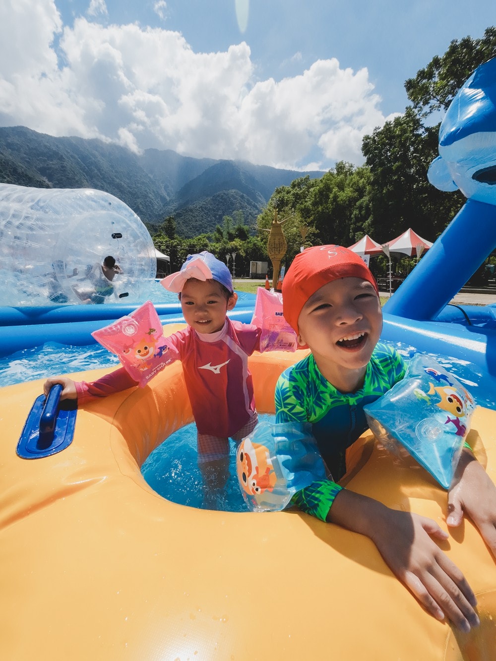 高雄週末&連續假日 免費親子水樂園！茂林SPA Line 山谷水樂園｜泡溫泉、10米超大型泳池、部落文化巡禮、歌舞表演、山水市集美食一次滿足!