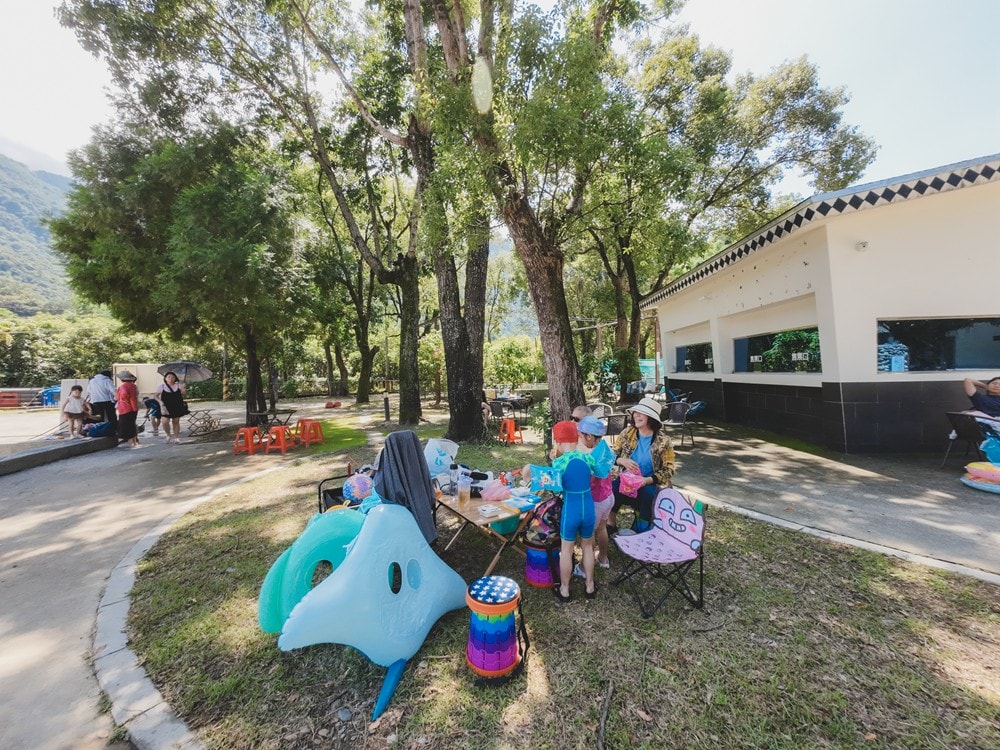 高雄週末&連續假日 免費親子水樂園！茂林SPA Line 山谷水樂園｜泡溫泉、10米超大型泳池、部落文化巡禮、歌舞表演、山水市集美食一次滿足!