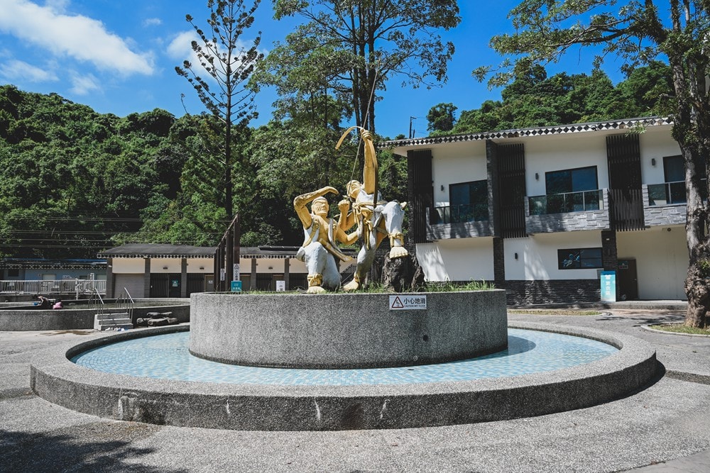 高雄週末&連續假日 免費親子水樂園！茂林SPA Line 山谷水樂園｜泡溫泉、10米超大型泳池、部落文化巡禮、歌舞表演、山水市集美食一次滿足!