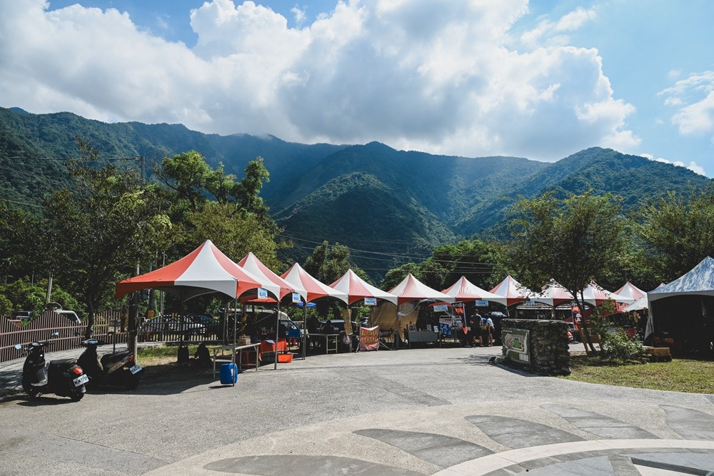 高雄週末&連續假日 免費親子水樂園！茂林SPA Line 山谷水樂園｜泡溫泉、10米超大型泳池、部落文化巡禮、歌舞表演、山水市集美食一次滿足!
