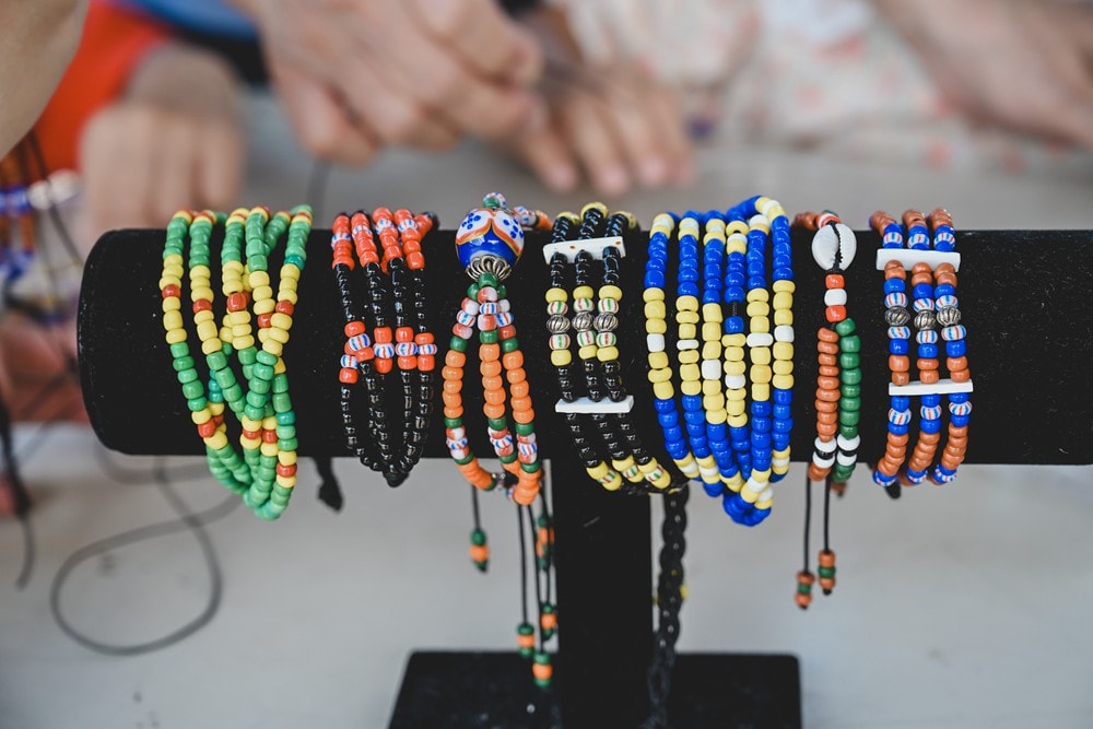 高雄週末&連續假日 免費親子水樂園！茂林SPA Line 山谷水樂園｜泡溫泉、10米超大型泳池、部落文化巡禮、歌舞表演、山水市集美食一次滿足!