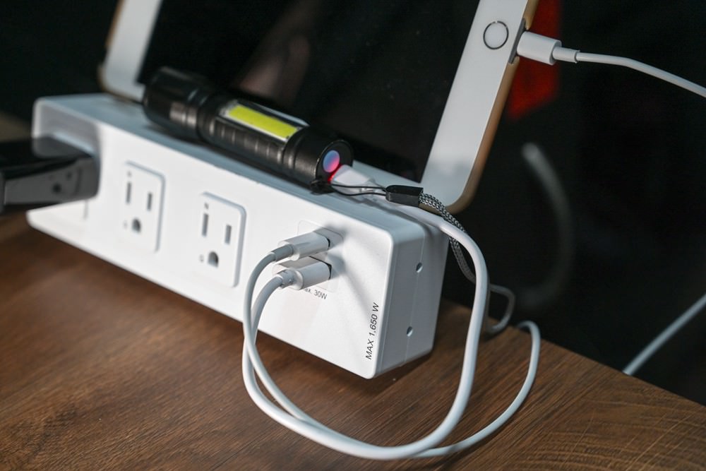 FUNTE 升降桌周邊配件推薦|夾式洞洞板收納組 隔板/收納,桌上型延長線-3插 USB+Type C 充電不再煩惱,工作室桌面大升級! - 第21張圖 FUNTE 升降桌周邊配件推薦|夾式洞洞板收納組 隔板/收納,桌上型延長線-3插 USB+Type C 充電不再煩惱,工作室桌面大升級!