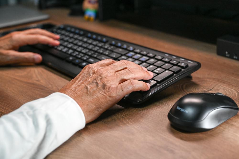 無線鍵盤滑鼠推薦｜Targus AKM610 美國品牌高CP值 5 支援FN與音樂快捷功能 2.4GHz無線無線連接 三段式DPI調整