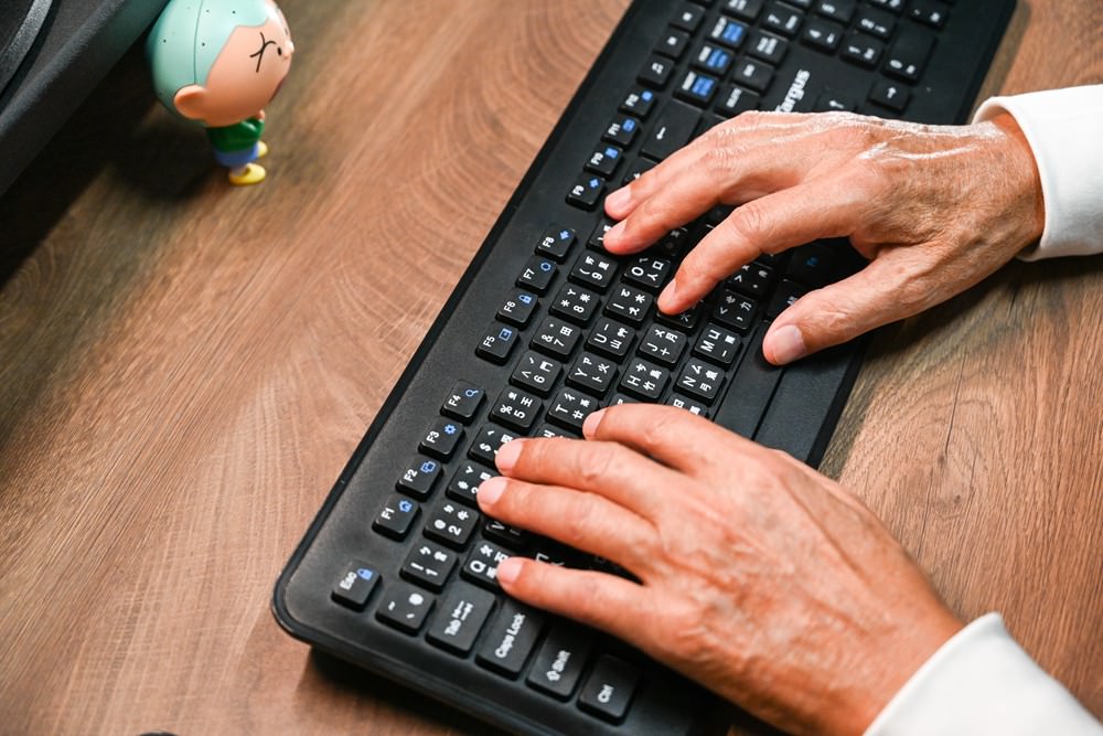 無線鍵盤滑鼠推薦｜Targus AKM610 美國品牌高CP值 5 支援FN與音樂快捷功能 2.4GHz無線無線連接 三段式DPI調整