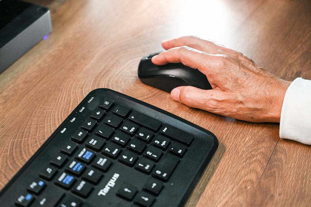 無線鍵盤滑鼠推薦｜Targus AKM610 美國品牌高CP值 5 支援FN與音樂快捷功能 2.4GHz無線無線連接 三段式DPI調整