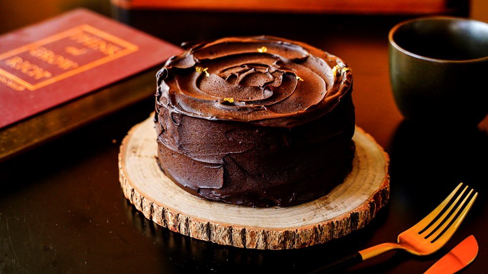 萊爾富超商獨家販售奧瑪烘焙醇黑生巧克力蛋糕六吋，單盒 NT 799 元；四盒 NT 2680 元，奶蛋素可食